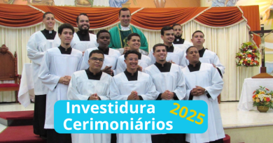 Novos cerimoniários com o padre Adriano Cézar e o cerimoniário responsável Wendell