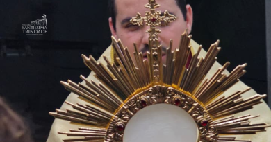 Foto com padre Adriano segurando o hostensório com Jesus em adoração