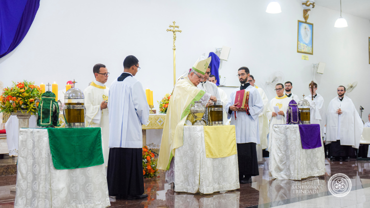 “Missa dos Santos Óleos na Arquidiocese de Niterói com presença dos bispos e fiéis”
