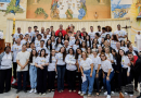 Foto dos crismados, catequistas e padres