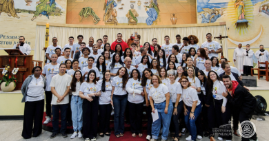 Foto dos crismados, catequistas e padres