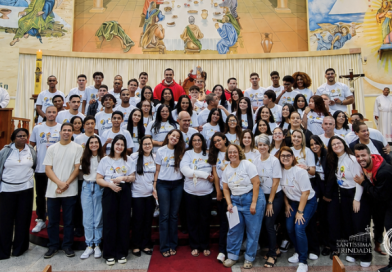 Foto dos crismados, catequistas e padres