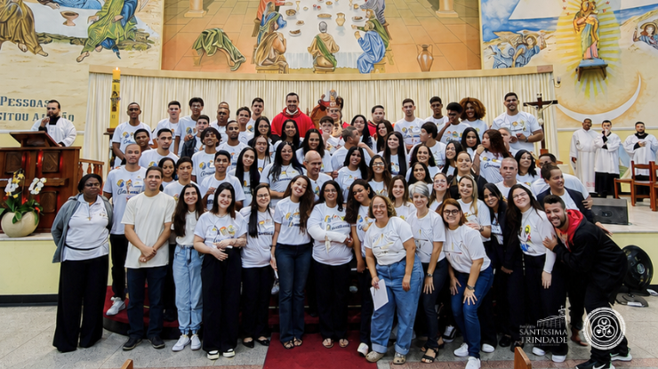 Foto dos crismados, catequistas e padres