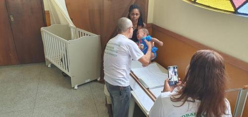 Pesagem e medição das crianças